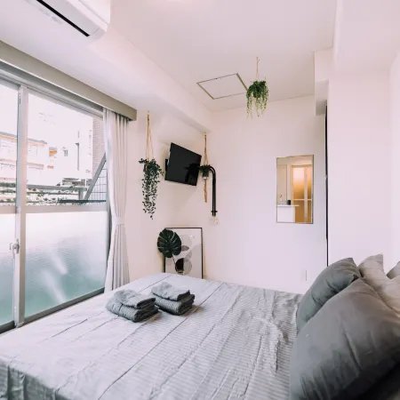 Minimalist Loft 10: Namba Compact Studio & 24/7 Gym