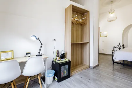 B&B Civico 13 Отели рядом с достопримечательностью «Chiesa e Chiostro di San Gregorio Armeno Napoli»