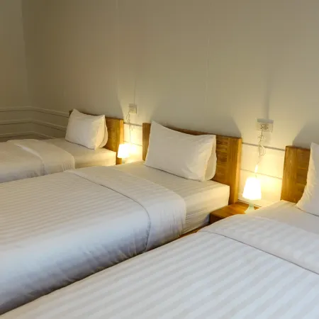 Au Samlor Guesthouse Отели рядом с достопримечательностью «Пирс Си-Пхрая»