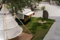 Kanshanshishan Riverside Garden Hotel (Danba Jiaju Cangzhai Branch) - بار