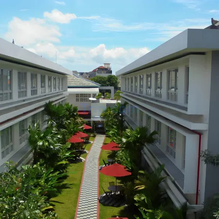 The Kanjeng Suites Kuta Galeria - Bali Отели рядом с достопримечательностью «Гавань Беноа»