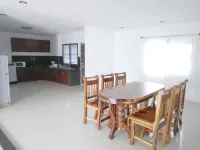 Hillside 3 Bedroom Vacation Home with Pool