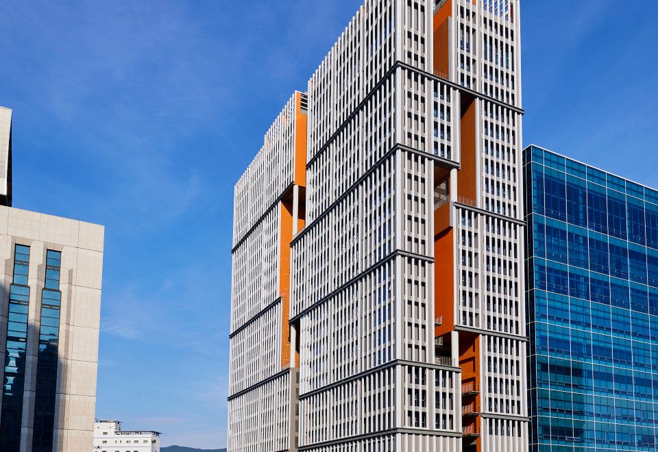 [호텔 에이치엘비의 깔끔한 조식 뷔페 공간 이미지]