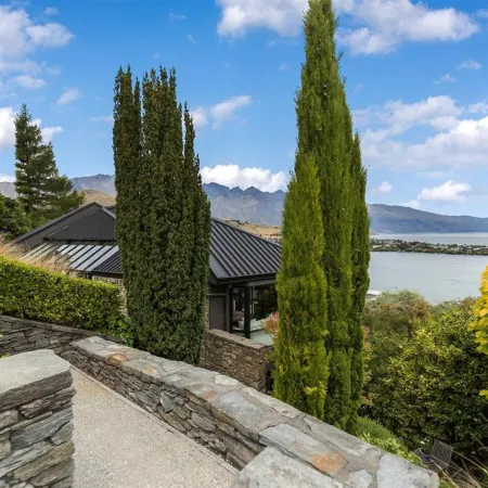 QT Paradise: Panoramic Views & Elegant Comfort