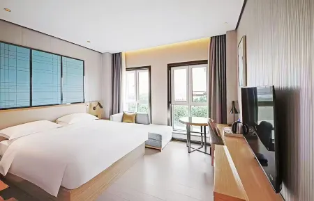 XINHUA Holiday Hotel