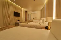 Gold's Pyramids Hotel