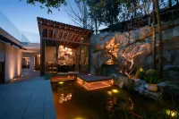 Overlooking Stream · Mountain Secret Retreat | Luxury Private Hot Spring Quiet Courtyard Resort - 4-Sterne