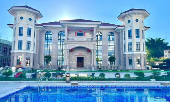 Huayue Village Hot Spring Hotel