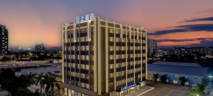 CLOUD HOTEL(HESHANG CITY OF CENTENT) Отели в г. Хэшань