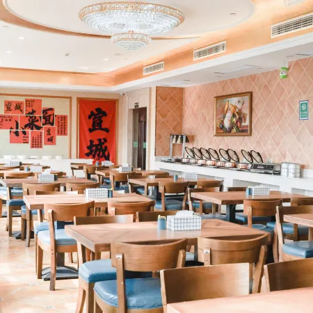 Vienna Hotel（ Xuancheng High-speed Railway Station Guogou Square Branch）