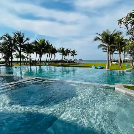 Mona Luxe Beachfront Resort Hoi An