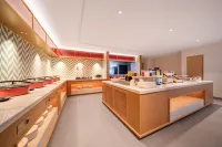 Vienna Hotel (Chongqing Jiefangbei Center Hongyadong Branch) - parking