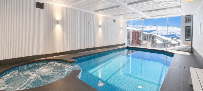 Hotham Central Ski Out Studio w/ pool, spa & sauna Hotels in Bright