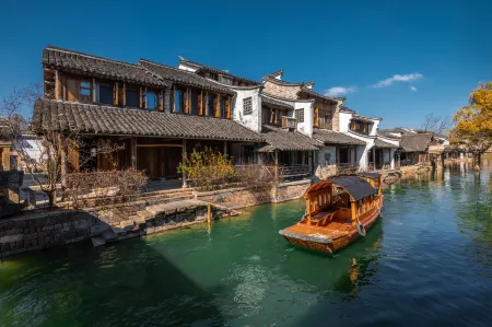 Puyuan fashion ancient town theme inn