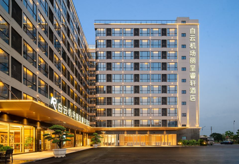At night, there is an illuminated building in front of the hotel, providing a view from the exterior at Rezen Select Hotel Guangzhou Baiyun International Airport (Terminal T2 Branch)