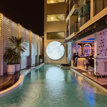 Ratri Hotel Phuket Old Town Отели рядом с достопримечательностью «Холм Ранг Хилл»