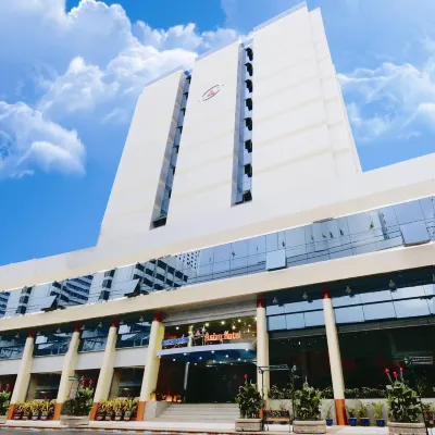 Asian Hotel Отели рядом с достопримечательностью «Рынок Сантисук»