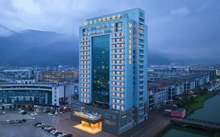Vienna International Hotel ( Wenzhou South Railway Station & Olympic Sports Center Flagship Store) Отели рядом с достопримечательностью «Luzhong Ancient Tree»