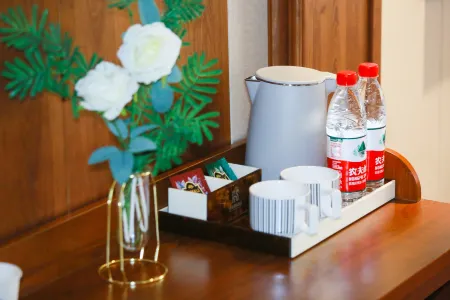 Zhouyi International Hotel (Luohe International Food City Fair and Exhibition Center) Отели в г. Луохэ