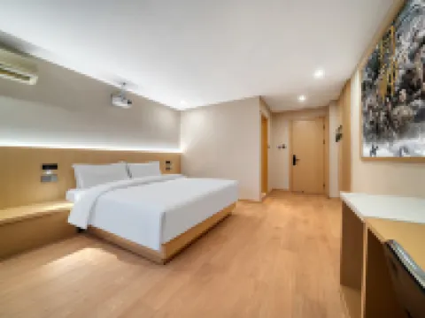 Feiman Star Movie Hotel (Huzhou Yilin Street) Hotels near Yishang Street