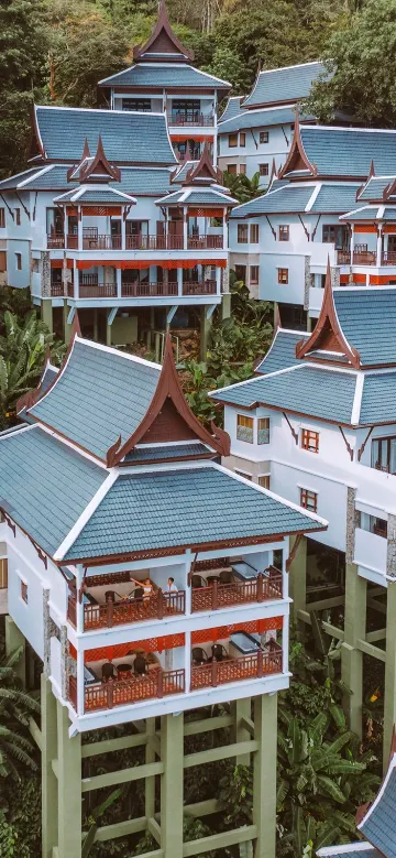 ห้องบนเนินเขาพร้อมระเบียงและอ่างอาบน้ำ