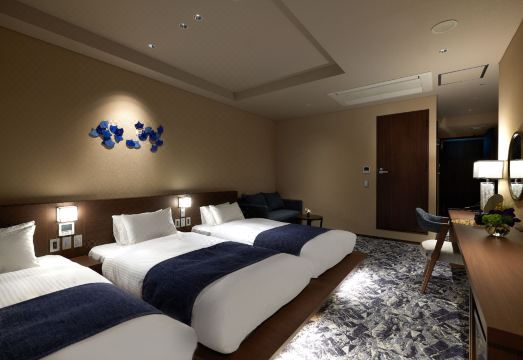 2. 민 카나자와..