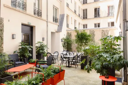 Hotel Mayflower Paris Opera Отели рядом с достопримечательностью «Мулен Руж»