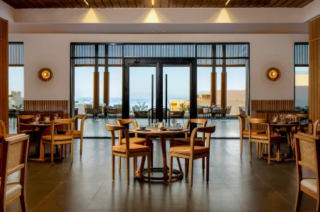 Jaz Elite Amara Отели рядом с достопримечательностью «Bridge of Royal Tulip Beach Resort»