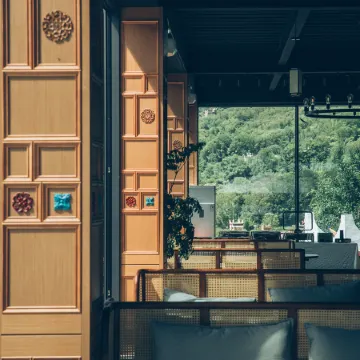 Light and forest PeeKaboo Cliff Private Soup Hotel