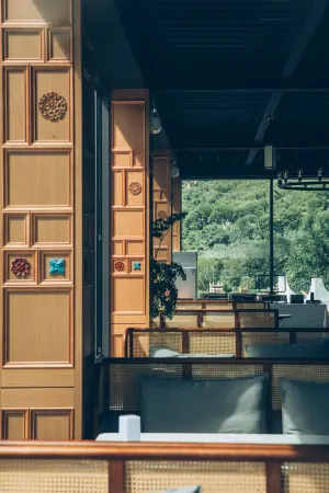 Light and forest PeeKaboo Cliff Private Soup Hotel