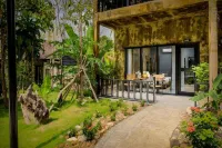 Koh Rong Hill Beach Resort Отели рядом с достопримечательностью «Лейзи Бич»