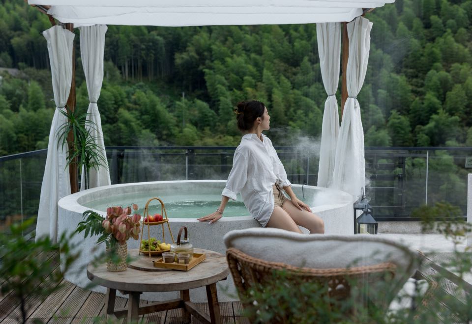 Anji Fuyun Mountain Foot · Mountain Wilderness Hot Spring Resort B&B