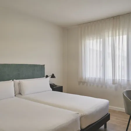 Tres Torres Atiram Hotels Отели рядом с достопримечательностью «Железнодорожный вокзал Ла-Бонанова»