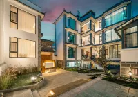 Perched Mountain Homestay Hotel in zona Three Towers Inverted Images Park