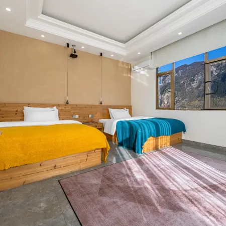 Banshan Courtyard · Looking Up at the Stars · Holiday Hotel
