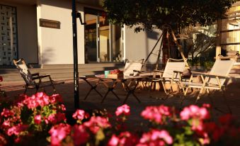 Courtyard with Dianchi Lake View