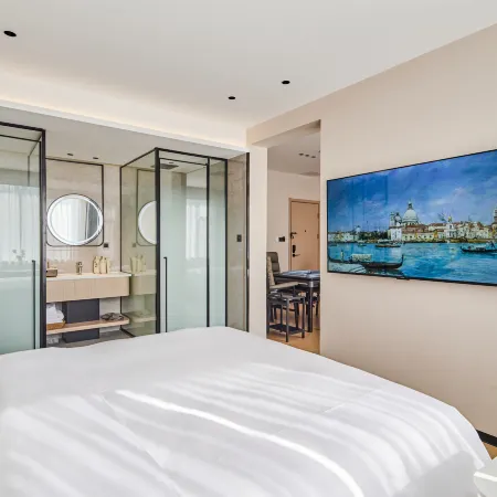 Mangshi Yiju.   hotel(Airport)