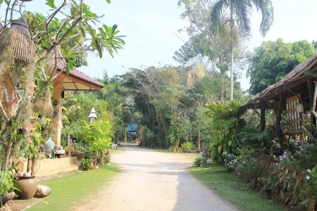 SUAN SANG CHAN RIVERSIDE RESORT Отели рядом с достопримечательностью «Krom Luang Chumphon Khet Udomsak Royal Palace»