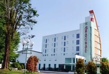 Shang Ratu Hotel Отели рядом с достопримечательностью «Alun - Alun Gubernuran Jambi»