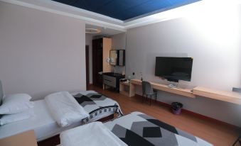 Jinghu Cloud Homestay (Sayram Lake Visitor Center)