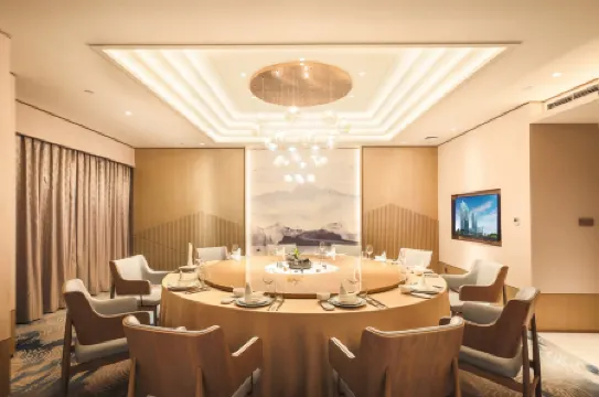 L+Snow Supreme Hotel Отели рядом с достопримечательностью «Underground Plaza»