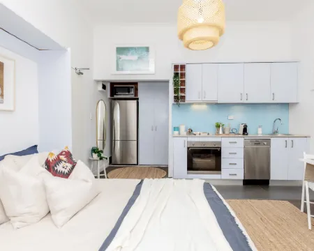 Cozy beachfront studio with aircon Hotels in North Bondi