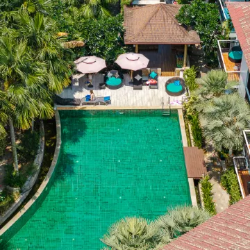Coco Retreat Phuket Resort and Spa Отели рядом с достопримечательностью «Храм Чалонг»