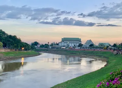 Wangchan Riverview Các khách sạn gần Wat Aranyik