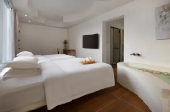 Leisurely Dwelling: Hidden Realm of Trees