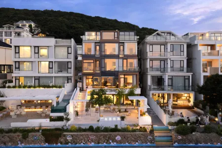 Borrow tea and ask for a home stay with tea and sea view