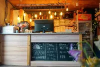 Erguna July Youth Hostel - Quầy bar