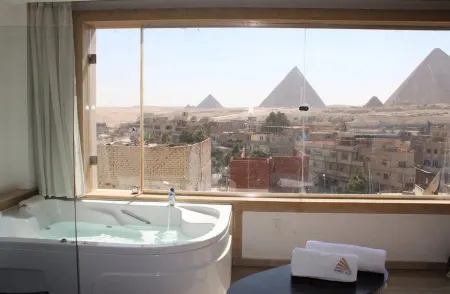 Pyramid Edge Hotel & Exclusive Pyramids View Rooftop Отели рядом с достопримечательностью «Пирамида царицы Хетепхерес I»