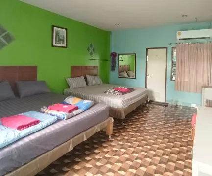 สองเตียงใหญ่สำหรับสี่ท่าน