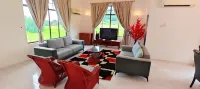 A'Famosa Comfy Villa Lakeside View with private pool Hotel di Pegoh